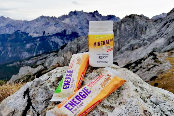 Beim Wandern und Bergsteigen ist eine angepasste Ern&auml;hrung von gro&szlig;er Bedeutung. Vorrangig sollten Mineralstoffe und Kohlenhydrate aufgenommen werden.