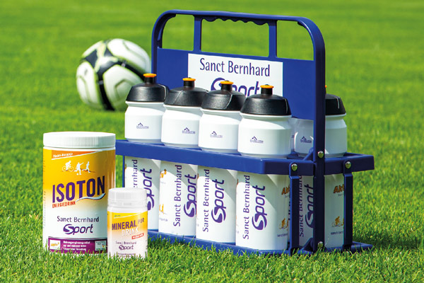 Isodrinks beim Fußball » Für volle Leistung am Spiel- & Trainingstag | Isoton-Energiedrink von Sanct Bernhard Sport